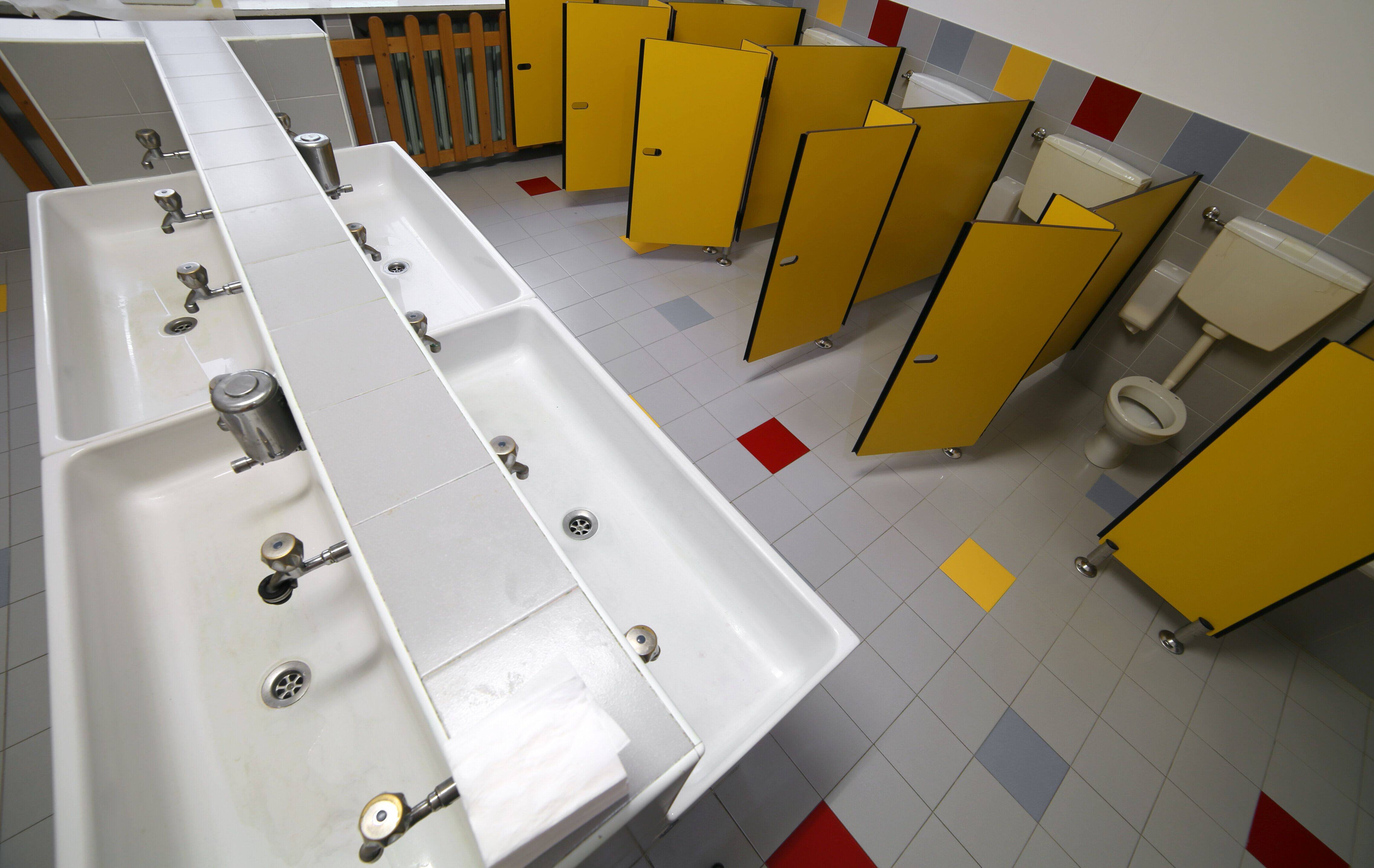 Pourquoi Les Toilettes L Cole Sont Toujours Un Sujet Tabou En France En