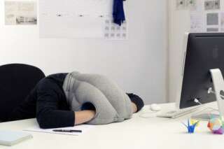 Un collectif de créateurs rassemble 90.000 dollars pour concevoir l'Ostrich Pillow, un oreiller pour faire sa sieste partout