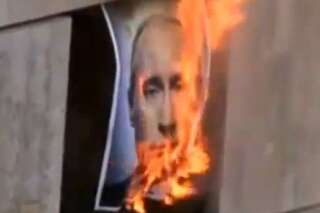 VIDÉO. Les Pussy Riot brûlent un portrait de Vladimir Poutine