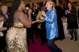 VIDÉOS. Hillary Clinton esquisse quelques pas de danse en Afrique du Sud