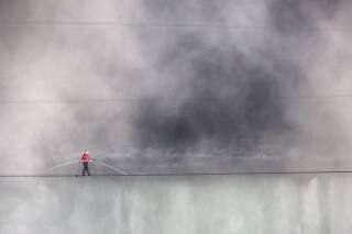 Le funambule Nik Wallenda traverse les chutes du Niagara sur un fil