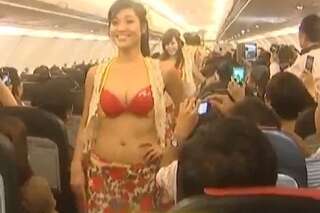 VIDÉO. VietJetAir, une compagnie aérienne proposant des défilés de bikinis dans l'avion