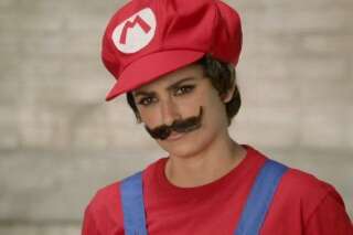 Pénélope Cruz porte la moustache avec sa sœur Mónica dans une publicité pour Nintendo en l'honneur de Super Mario