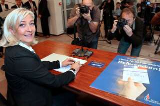 Traité budgétaire européen: Marine Le Pen distribue des cartes postales pour réclamer un référendum