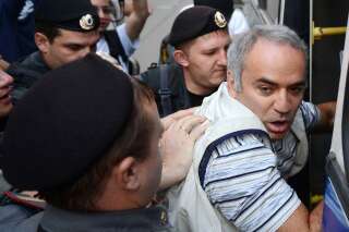 Le champion d'échecs Garry Kasparov, soutien des Pussy Riot, risque cinq ans de prison pour avoir mordu un policier
