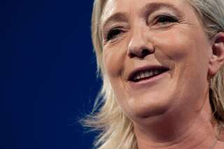 Voiles, kippas : Marine Le Pen veut interdire les signes religieux ostentatoires... Et la croix chrétienne demandent des internautes ?