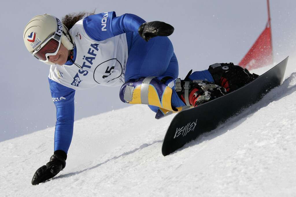 23 mars - Julie Pomagalski - L’ancienne championne française de snowboard Julie Pomagalski est décédée ce mardi 24 mars en Suisse, emportée à 40 ans par une avalanche dans le centre du pays, a annoncé ce mercredi 24 mars le Comité national olympique français, confirmant une information de France Bleu.<br /><br /><strong>>>Lire l'intégralité de notre article <a href="https://www.huffingtonpost.fr/entry/julie-pomagalski-championne-du-monde-de-snowboard-est-morte_fr_605af4e1c5b66d30c73fdead">en cliquant ici</a></strong>