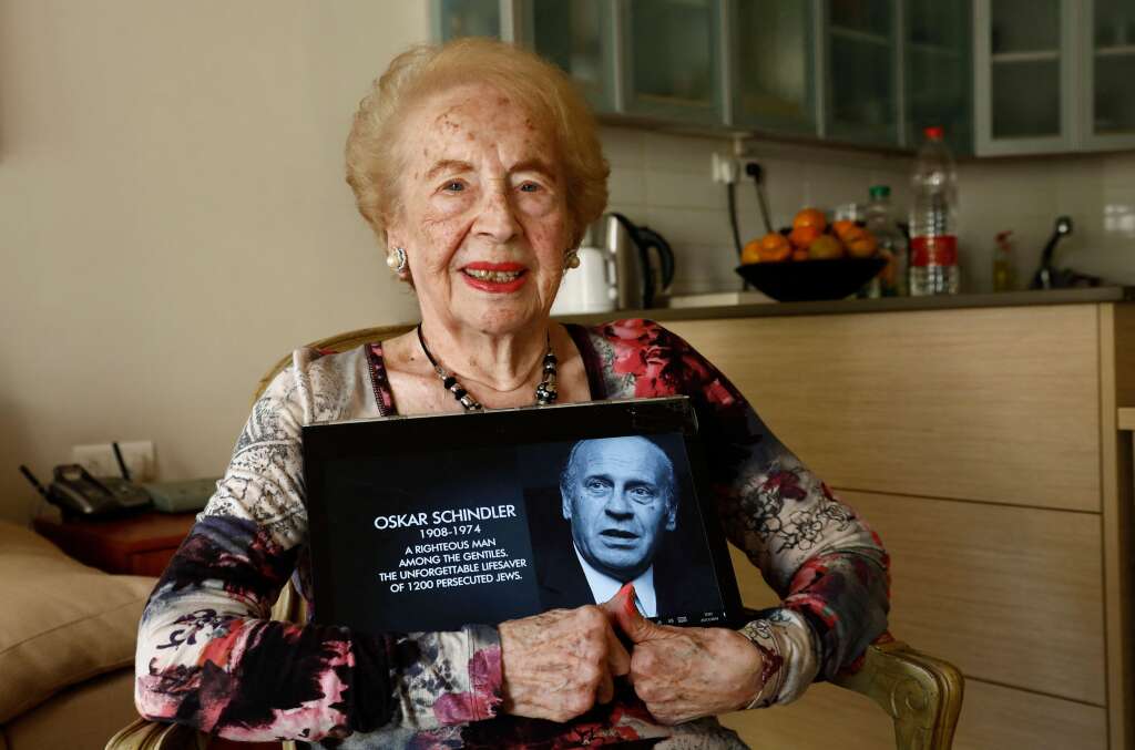 8 avril - Mimi Reinhardt - Mimi Reinhardt, la rédactrice de la célèbre "liste de Schindler", est morte à 107 ans le 8 avril 2022. Elle était la secrétaire d'Oskar Schindler, industriel allemand qui a sauvé plus de 1000 juifs pendant la Seconde Guerre mondiale.<br /><br /><strong>>>> Lire notre article <a href="https://www.huffingtonpost.fr/entry/mort-de-mimi-reinhardt-la-redactrice-de-la-liste-de-schindler_fr_62502b72e4b0e97a35103a61?zhi">par ici</a></strong>