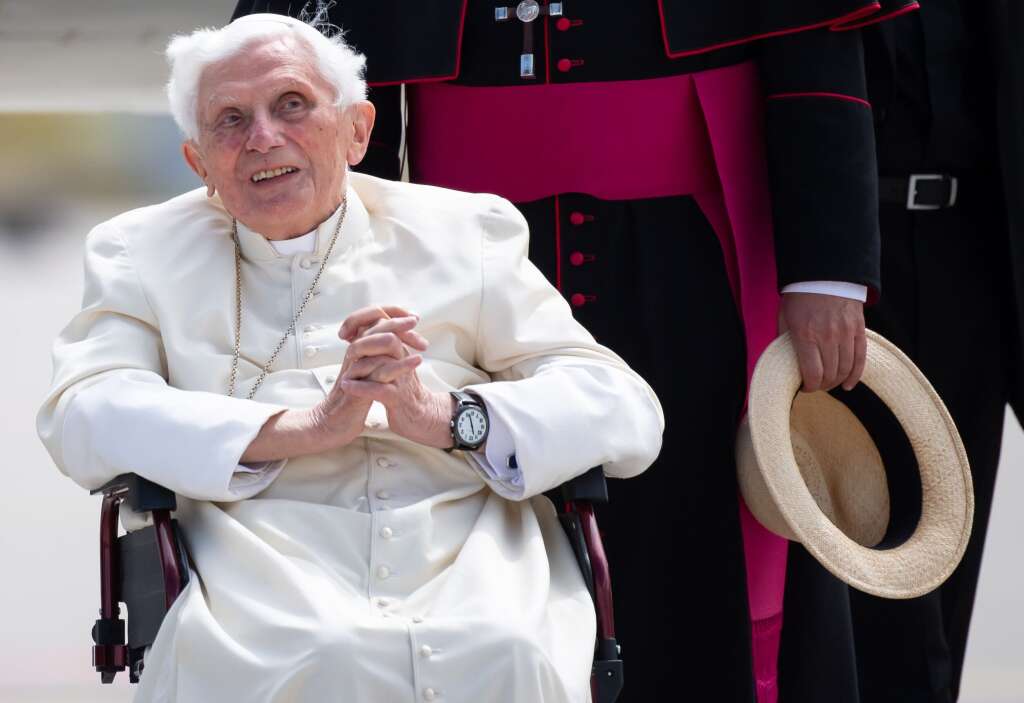 31 décembre - <br>Benoît XVI</br>, de son nom de naissance Joseph Ratzinger, est décédé ce samedi 31 décembre à l’âge de 95 ans.  Il est le seul pape de l’histoire récente à avoir renoncé à ses fonctions de son vivant, donnant lieu à l’élection du pape François.