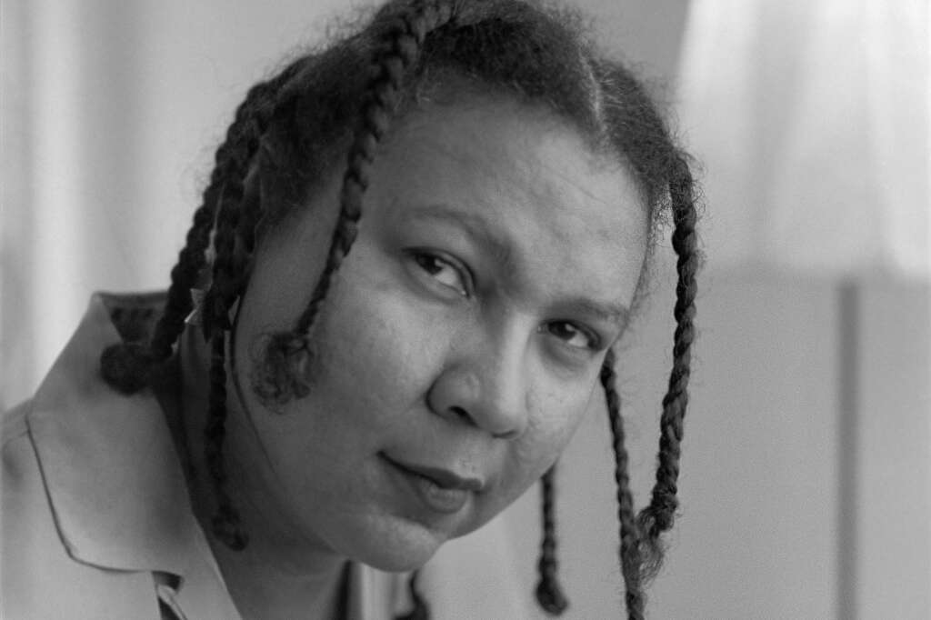 15 décembre - bell hooks - Une page se tourne. L’autrice féministe afro-américaine bell hooks est décédée ce mercredi 15 décembre à l’âge de 69 ans, a annoncé sa famille.<br /><br /><strong>>> Lire l'intégralité de notre article <a href="https://www.huffingtonpost.fr/entry/mort-de-bell-hooks-figure-feministe-et-antiraciste-americaine_fr_61bafc76e4b0297da619f0e0">en cliquant ici</a></strong>