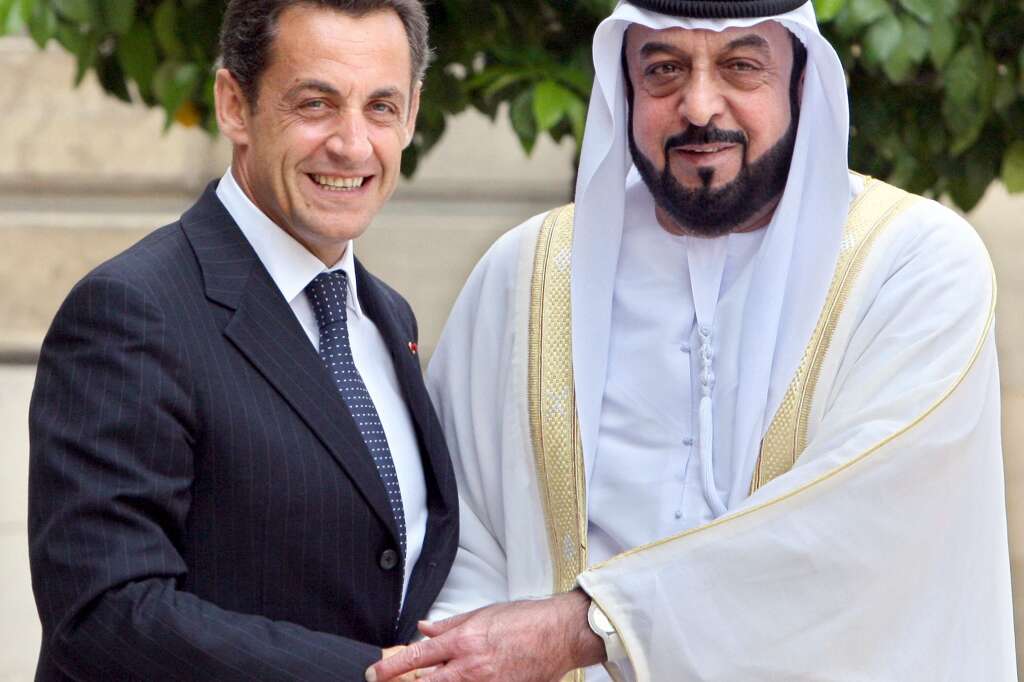 13 mai - Cheikh Khalifa bin Zayed al-Nahayan - L'ex-président des Émirats arabes unis, le cheikh Khalifa bin Zayed al-Nahayan, ici à l'Élysée en juillet 2007 est mort à l’âge de 74 ans. Arrivé au pouvoir en 2004, s’était fait rare en public depuis un AVC en janvier 2014. Il avait accompagné ces deux dernières décennies l’ascension fulgurante de son pays sur la scène internationale. Mais depuis son AVC, son célèbre demi-frère, Mohammed ben Zayed, prince héritier d’Abou Dhabi surnommé “MBZ”, conduit les affaires du pays et reste considéré comme le dirigeant de facto de la monarchie pétrolière à l’influence grandissante.