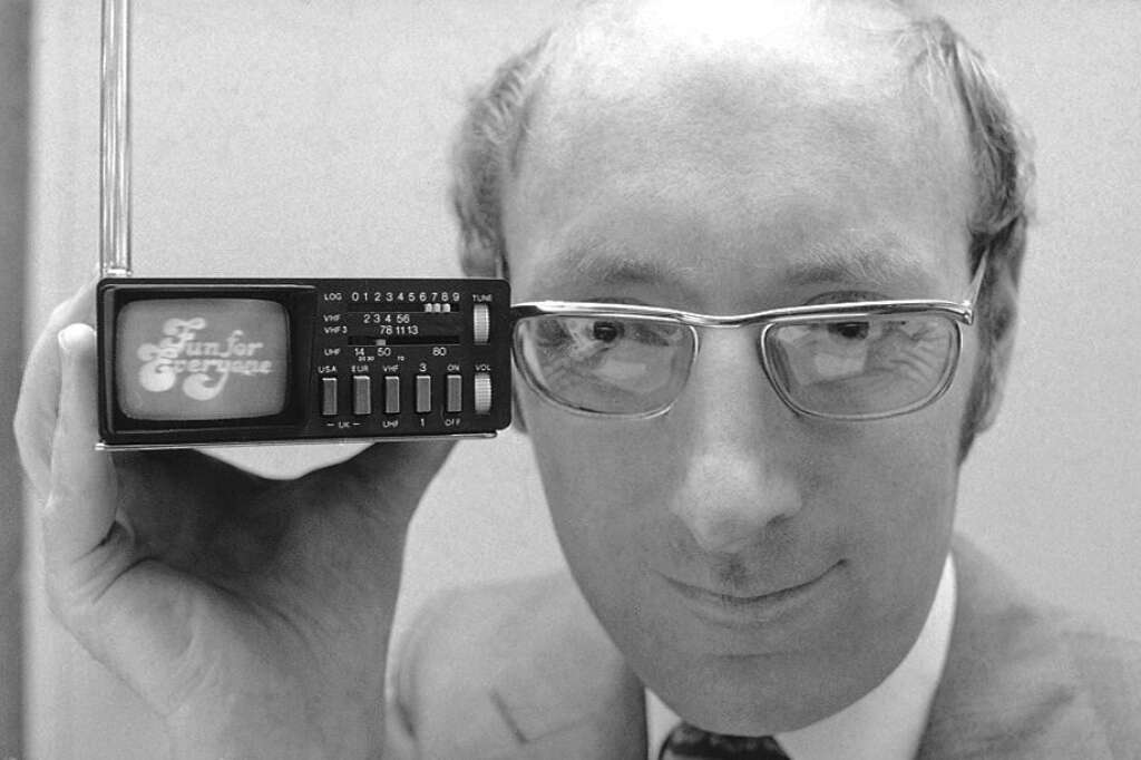 16 septembre - Clive Sinclair - Clive Sinclair, l'inventeur britannique à l'origine de la calculatrice de poche, est mort à l'âge 81 ans des suites d'un cancer.<br /><br /><strong>>>> En savoir plus dans notre article <a href="https://www.huffingtonpost.fr/entry/clive-sinclair-inventeur-de-la-calculatrice-de-poche-est-mort_fr_61444440e4b0556e4dd73b22">par ici</a></strong>