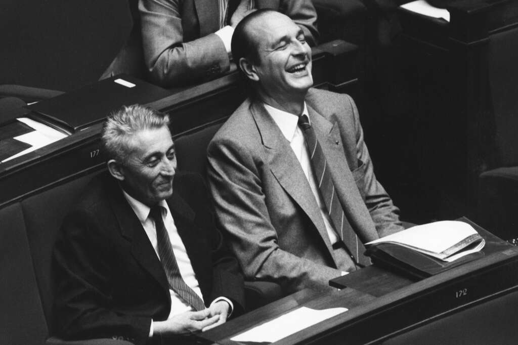 27 avril - Bernard Pons - Bernard Pons, figure des années Chirac et du RPR, est décédé ce mercredi 27 avril à l'âge de 95 ans. Il a notamment été ministre des Transports et des Outre-Mer, poste qu'il occupait au moment du massacre de la grotte d'Ouvéa (photo d'archive prise en mai 1984 à l'Assemblée nationale).<br /><br /><strong>>>>>>> Plus d'informations dans <a href="https://www.huffingtonpost.fr/entry/mort-de-bernard-pons-figure-du-rpr-et-des-annees-chirac_fr_62694f73e4b0dc52f49ebf16?516">notre article par ici﻿</a></strong>