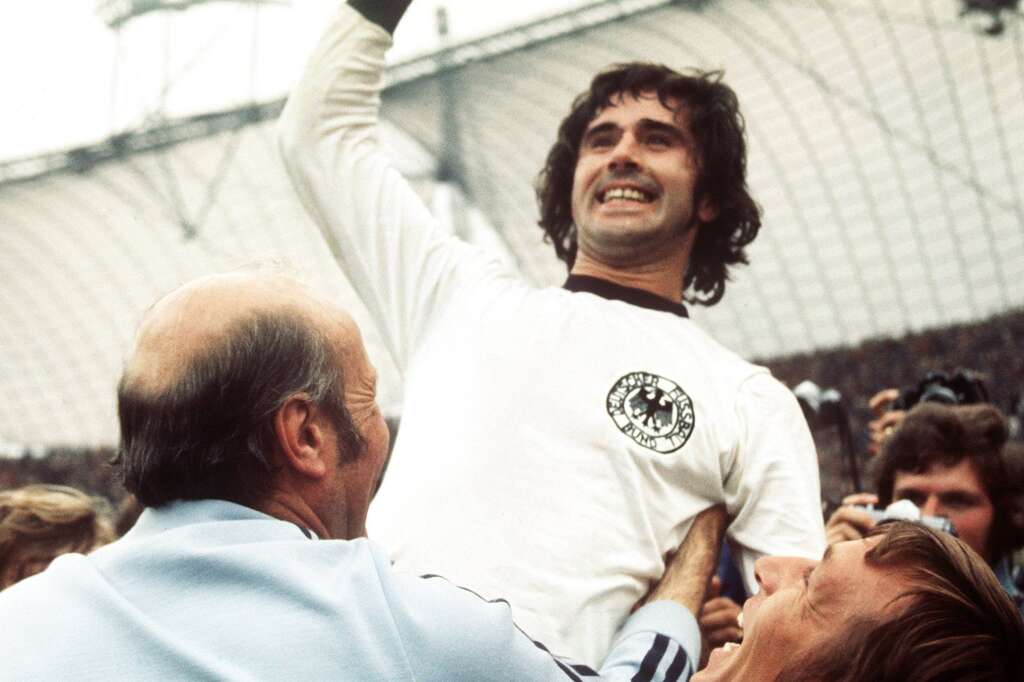 15 août - Gerd M - Vainqueur de la Coupe du monde 1974 avec la RFA, l'attaquant Gerd Müller est décédé ce dimanche 25 août à l'âge de 75 ans. Il est le plus grand footballeur allemand de tous les temps et celui qui a permis au Bayern Munich de devenir une institution mondialement respectée.