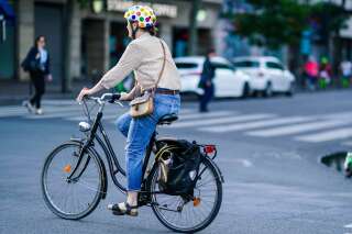 Taxe d'habitation, APL, marquage des vélos... tout ce qui change au 1er janvier (photo d'illustration: une cycliste à Paris en juillet 2020)