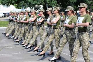 En Ukraine, ces photos de militaires défilant en talons déclenchent un tollé