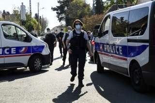 Policière tuée à Rambouillet: 4 personnes en garde à vue, Macron a rencontré la famille