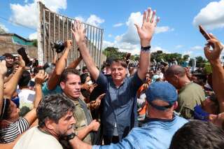 Au Brésil, Bolsonaro reçoit une amende après un bain de foule sans masque