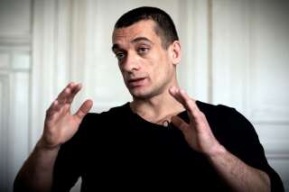 Pavlenski peut-il perdre son droit d'asile et être expulsé vers la Russie comme le veulent certains élus?