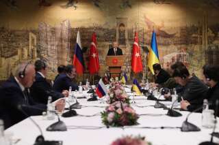 Ukraine: nouvelles tractations en Turquie, des mercenaires russes du groupe Wagner déployés à l'est