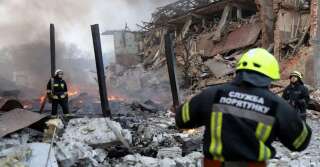 Des cibles civiles ont essuyé de lourds bombardements russes dans la ville de Dnipro, dans le centre de l'Ukraine, le 11 mars, tuant une personne.