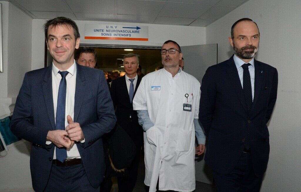 Édouard Philippe et Olivier lors d'une visite le 2 mars 2020 à l'hôpital de Bordeaux. Le gouvernement s'est engagé à 