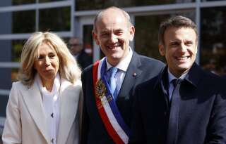 Le maire du Touquet dans le Pas-de-Calais Daniel Fasquelle autour de Brigitte et Emmanuel Macron le 10 avril 2022