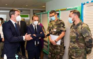 Olivier Véran et Sébastien Lecornu s'entretiennent avec du personnel médical militaire, au CHU de Fort-de-France, le 12 août 2021