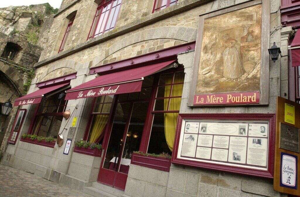 Le restaurant La Mère Poulard au Mont-Saint-Michel endommagé après un feu de cheminée.
