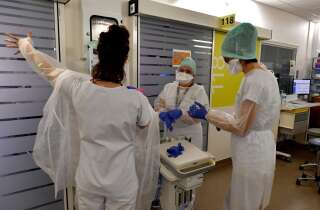 Des soignants se prépare à traiter des patients atteints de Covid-19 à l'hôpital Purpan de Toulouse, le 4 février 2021