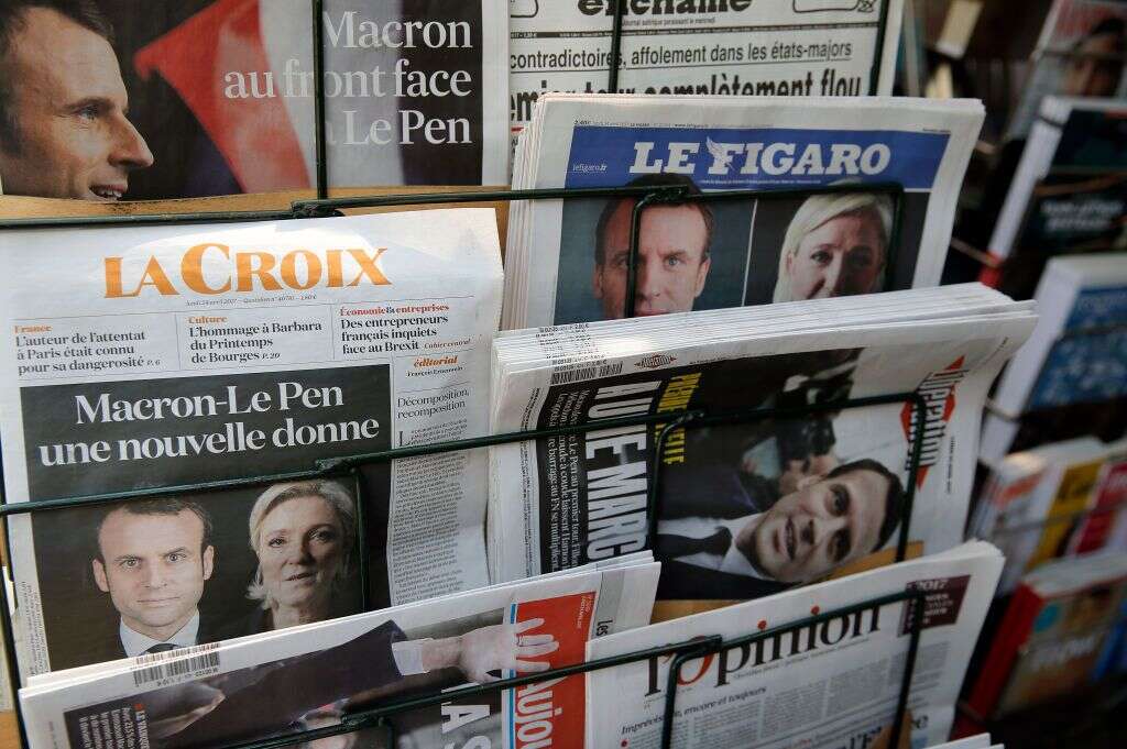Les Unes des journaux annonçant le deuxième tour de l'élection présidentielle avec Emmanuel Macron et Marine Le Pen, le 24 avril 2017. (Photo par Chesnot/Getty Images)