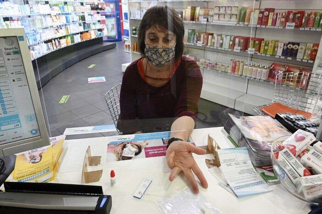 Une personne se faisant dépister au coronavirus en pharmacie à Strasbourg, le 15 juillet 2020.