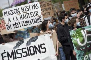 Photo prise lors d'une manifestation pour le climat à Nantes le 9 mai 2021. (Photo by Sebastien SALOM-GOMIS / AFP)