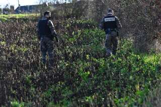 Des gendarmes à la recherche du corps de Magali Blandin près de Montefort-sur-Meu, dans la banlieue de Rennes le 18 février 2021. (Photo by DAMIEN MEYER / AFP)