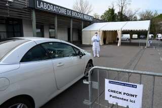 Les tests de dépistage du coronavirus autorisés dans les laboratoires de ville (photo d'illustration prise devant un laboratoire de Montpellier qui avait organisé un dépistage en drive le 27 mars)