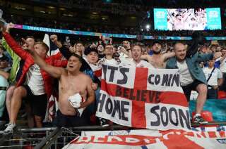 Des supporters anglais célèbrent la victoire en demi-finale de l'Euro 2020 face au Danemark, à Wembley, le 7 juillet 2021