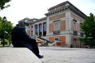 Un homme portant un masque chirurgical devant le musée du Prado à Madrid, le 4 juin 2020.