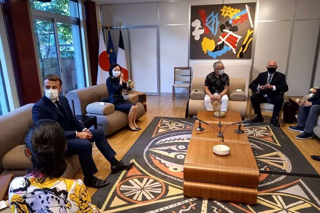 Au Japon le 23 juillet 2021, Emmanuel Macron a rencontré plusieurs célèbres auteurs de mangas dont Katsuhiro Otomo (2nd droite).