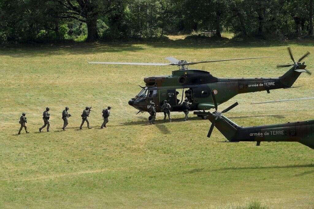 Des soldats de l'armée de terre montent à bord d'un hélicoptère pour pour retrouver l'auteur présumé d'un féminicide dans les Ales-Maritimes.