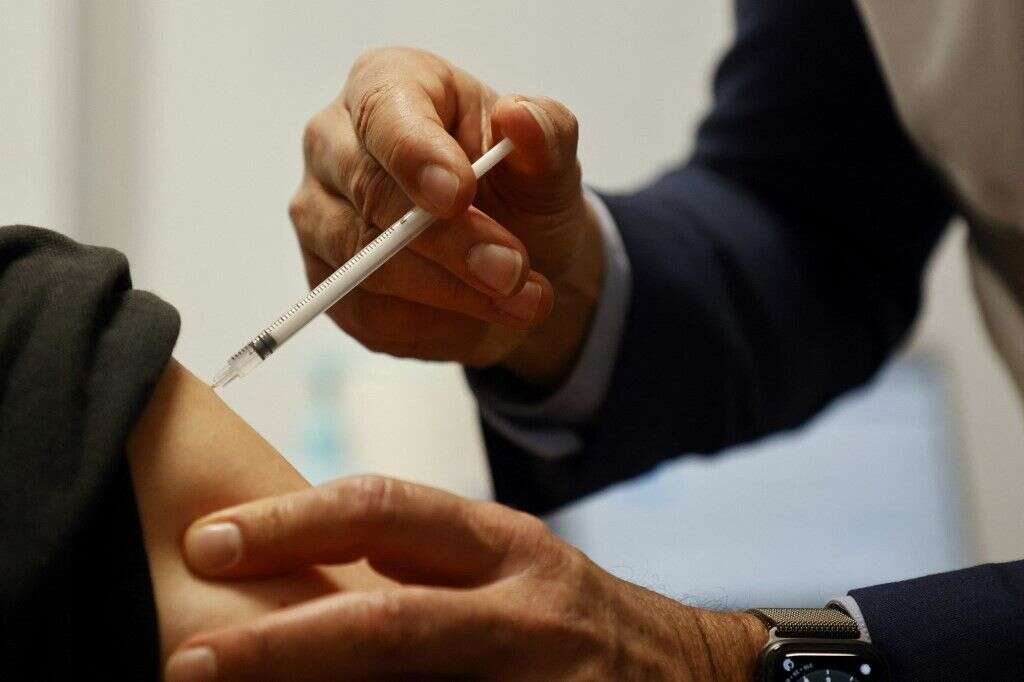Une femme enceinte recevant le vaccin AstraZeneca vaccine au stade de France à Saint Denis au nord de Paris le 23 avril 2021. Photo d'illustration.