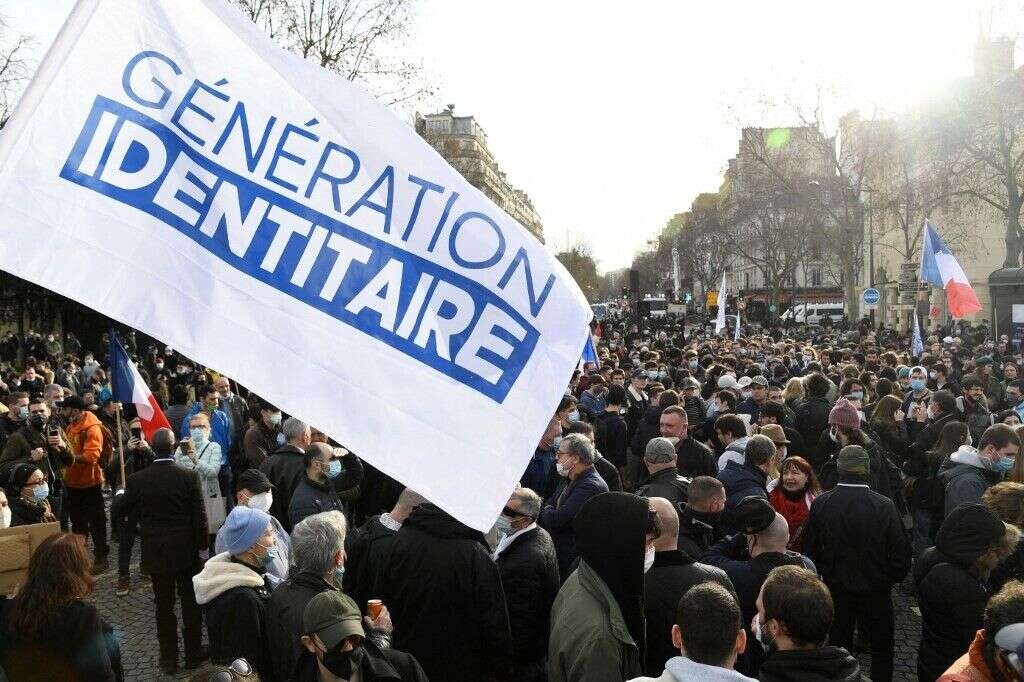 Le drapeau de Génération Identitaire lors d'une manifestation contre sa dissolution, à Paris le 20 février 2021