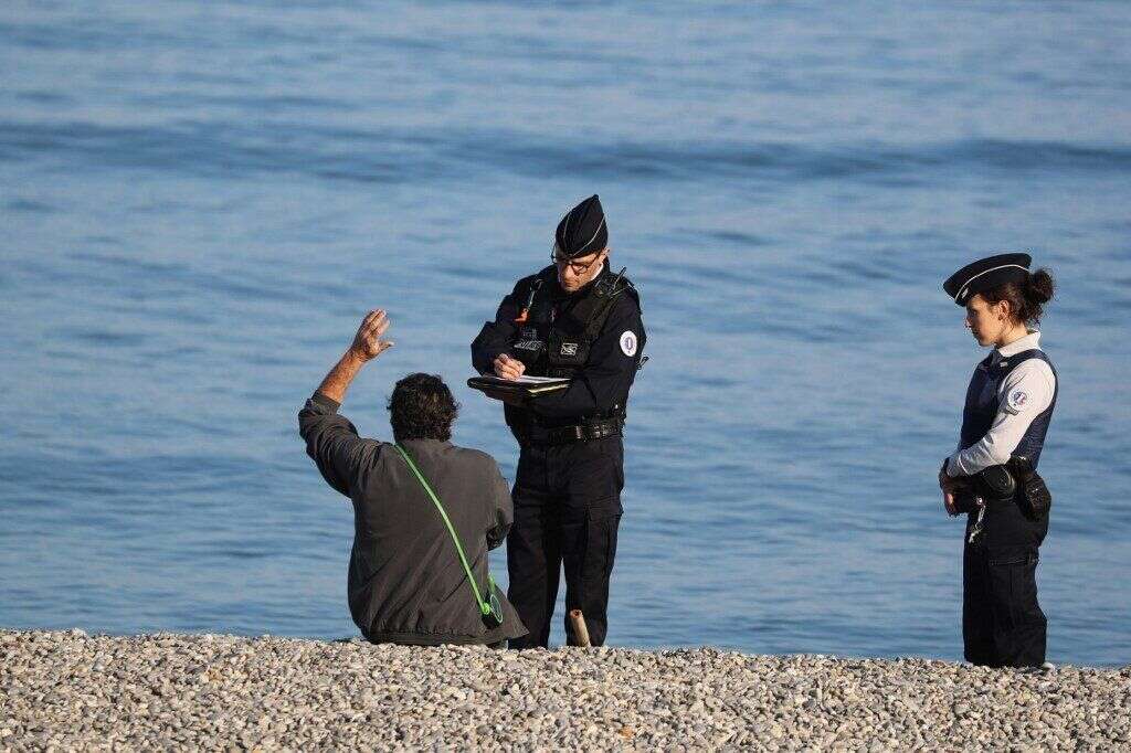 Un homme verbalisé par des policiers sur la plage de Nice, dans les Alpes-Maritimes, le 19 mars 2020 (photo d'illustration).
