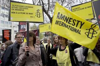 En avril 2015, une manifestation d'Amnesty International a lieu à Paris pour demander la libération de Serge Atlaoui, condamné à mort en Indonésie pour trafic de drogue.