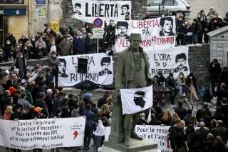 Autour de la statue du militant corse Pascal Paoli, un rassembleemnt de soutien à Pierre Alessandri et Alain Ferrandi organisé le 30 janvier 2021 à Corte