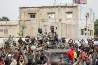 Des militaires des Forces armées maliennes (FAMA) défilent sur le Square de l'Indépendance à Bamako ce mardi 18 août.