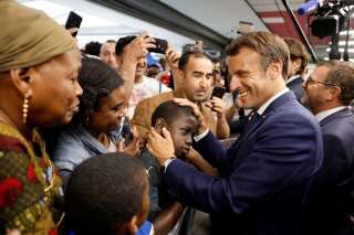 Emmanuel Macron lors de l'inauguration d'un dojo solidaire en Seine-Saint-Denis le 8 juin, au milieu d'enfants très partagés sur leur champion pour les législatives.