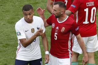 L'attaquant de l'Équipe de France, Kylian Mbappé, salue les Hongrois à la fin de la rencontre ce samedi 19 juin à la Puskás Aréna de Budapest.