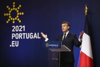 Pourquoi la France s'agace de la comparaison Union européenne - États-Unis (photo d'Emmanuel Macron à Porto le 8 mai)