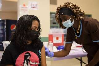 Une adolescente de 12 ans reçoit une dose du vaccin Pfizer à Los Angeles, en Californie, le 14 mai 2021.