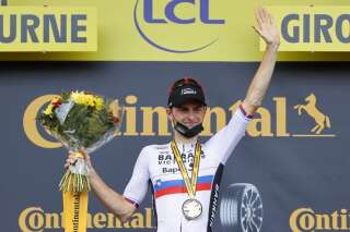 Le slovène de l'équipe Bahrain Victorious, Matej Mohoric, sur le podium du Tour de France après sa victoire lors de la 19e étape ce vendredi à Libourne.
